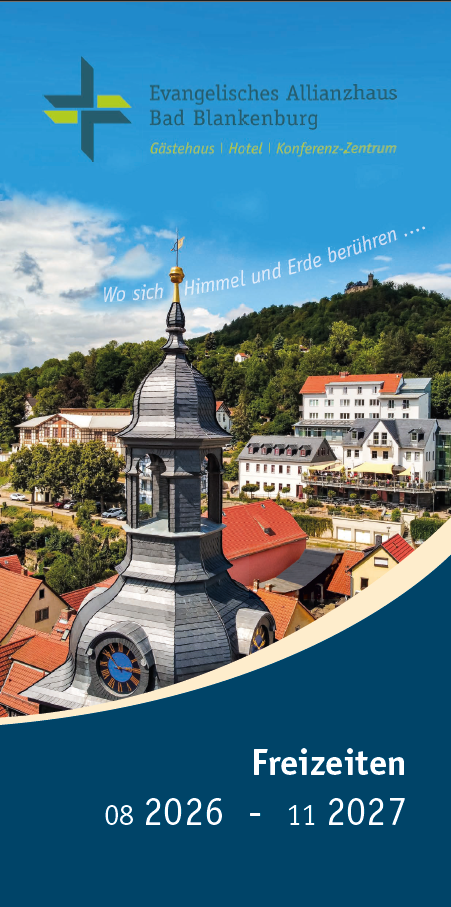 Das Bild zeigt das Evangelische Allianzhaus in Bad Blankenburg mit einem markanten Turm und umliegenden Gebäuden. Im Hintergrund sind grüne Hügel zu sehen. Der obere Teil enthält den Text "Wo sich Himmel und Erde berühren ..." sowie Informationen zu Freizeiten von 08/2026 bis 11/2027. (Text KI generiert)