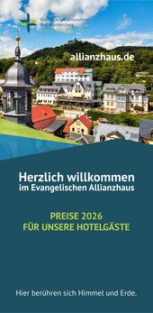 Eine Ansicht des Evangelischen Allianzhauses in Bad Blankenburg, umgeben von grünen Hügeln. Der Text begrüßt die Gäste und informiert über die Preise für 2026. Die Website-Adresse ist ebenfalls angegeben. (Text KI generiert)