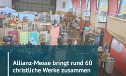 Eine große Messehalle mit Ständen von etwa 60 christlichen Werken. Menschen bewegen sich zwischen den Ständen, die mit bunten Plakaten und Informationsmaterialien dekoriert sind. Die Atmosphäre ist lebhaft und einladend.