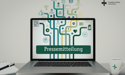 Ein Laptop zeigt den Text "Pressemitteilung" auf dem Bildschirm, umgeben von verschiedenen Symbolen, die Kommunikation und Medien darstellen. Daneben liegen ein Notizbuch und eine Tasse. Der Hintergrund ist hell und schlicht.
