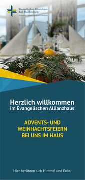Ein Willkommensschild im Evangelischen Allianzhaus Bad Blankenburg, das zu Advents- und Weihnachtsfeiern einlädt. Im Hintergrund sind festlich dekorierte Tische mit Weihnachtsdekoration zu sehen. (Text KI generiert)