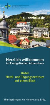 Eine Ansicht des Evangelischen Allianzhauses in Bad Blankenburg, umgeben von grünen Hügeln und einer klaren blauen Himmel. Im Vordergrund sind verschiedene Gebäude und ein Kirchturm sichtbar. Der Text begrüßt die Besucher und informiert über das Hotel- und Tagungszentrum. (Text KI generiert)
