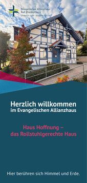 Ein einladendes Gebäude des Evangelischen Allianzhauses in Bad Blankenburg, umgeben von Bäumen. Der Schriftzug "Herzlich willkommen im Evangelischen Allianzhaus" und Informationen über das rollstuhlgerechte Haus sind sichtbar. (Text KI generiert)